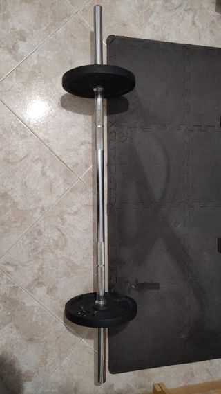 Banco de pesas con barra y discos