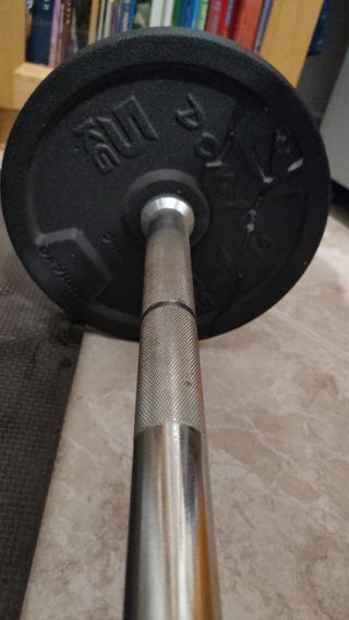 Banco de pesas con barra y discos