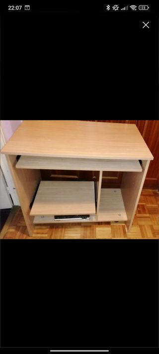 Mesa de ordenador con ruedas