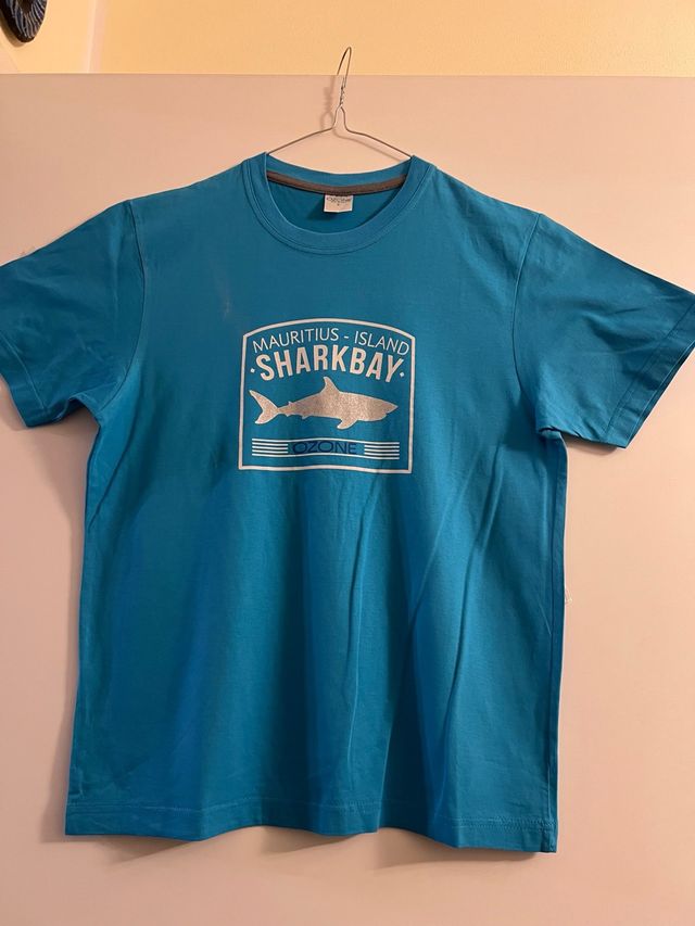 Maglietta logo squalo Mauritius Island azzurra