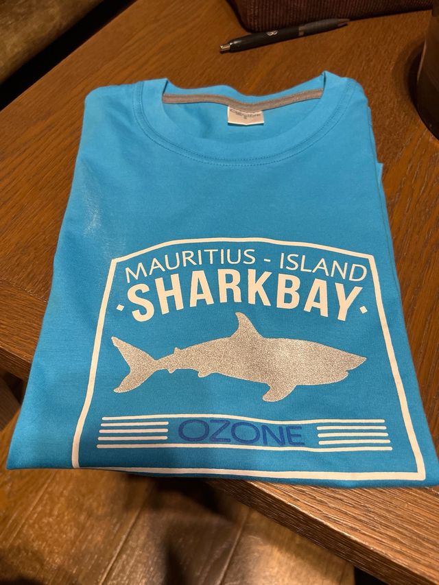 Maglietta logo squalo Mauritius Island azzurra