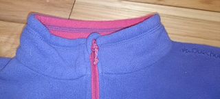 Sudadera morada con rosa marca Quechua