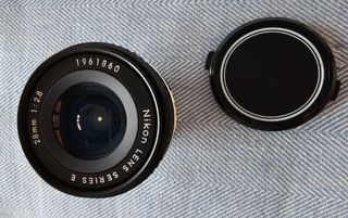 Objetivo gran angular Nikon 28mm f2.8 Series E.