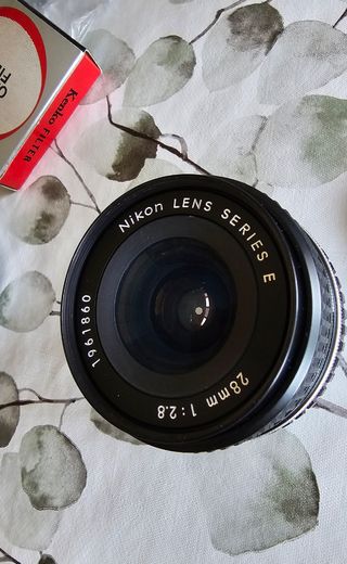 Objetivo gran angular Nikon 28mm f2.8 Series E.