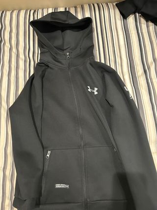 Chaqueta negra under armour reflectante 