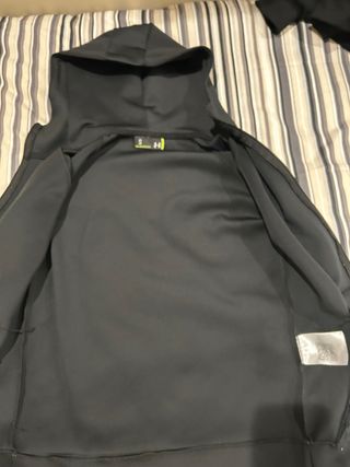 Chaqueta negra under armour reflectante 