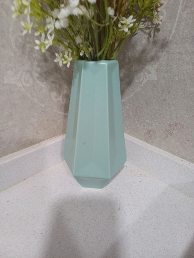 Jarron ikea con flores .se vende junto o separado.