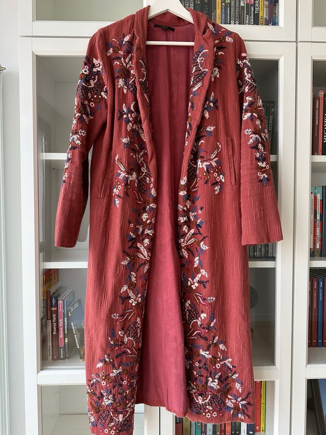 Abrigo bordado de verano