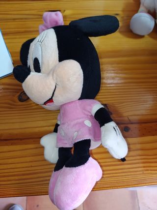 PELUCHE MINNIE MOUSE. VESTIDO Y LAZO ROSA