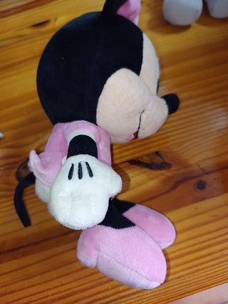 PELUCHE MINNIE MOUSE. VESTIDO Y LAZO ROSA