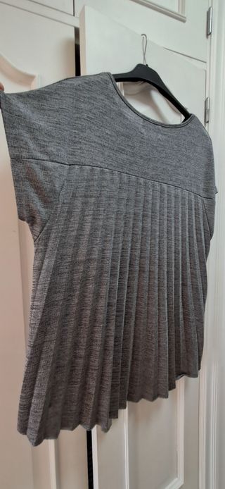 Camiseta plateada plisada