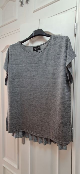 Camiseta plateada plisada