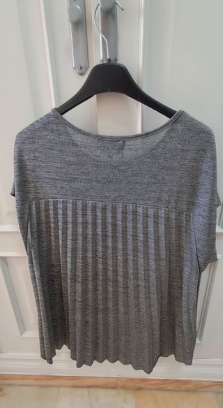 Camiseta plateada plisada