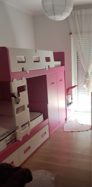 Cama tren rosa