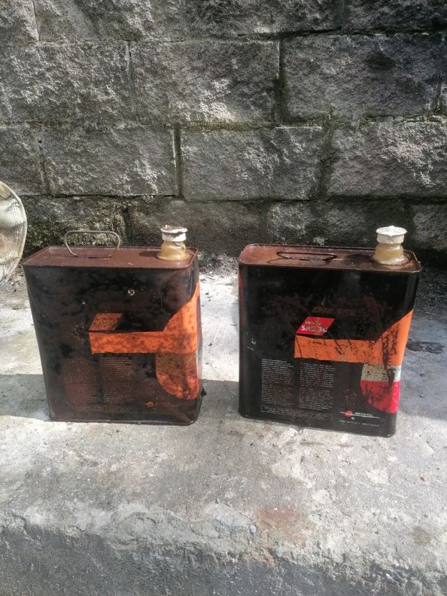 Latas antiguas de aceite 