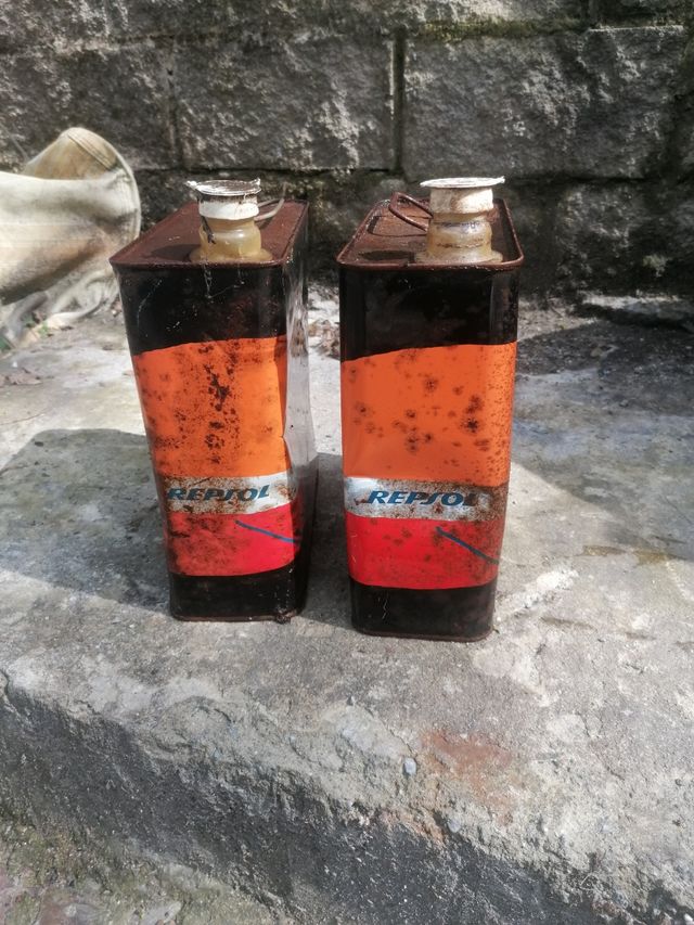 Latas antiguas de aceite 