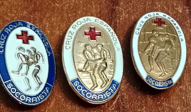 Tres chapas antiguas de socorrista