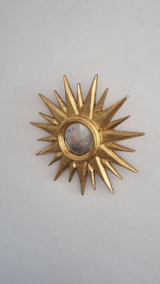 Antiguo sol de madera en pan de oro