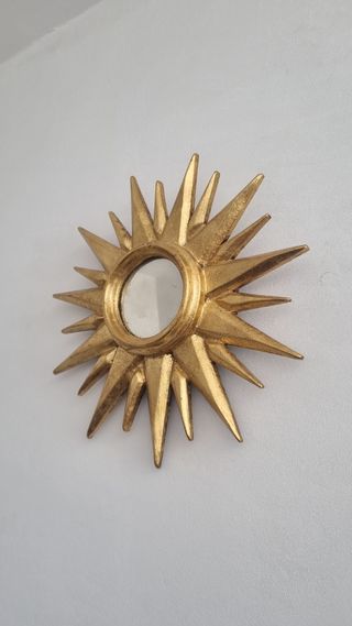 Antiguo sol de madera en pan de oro