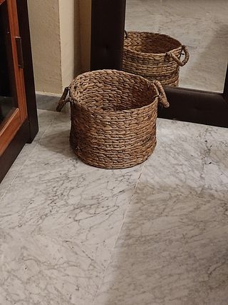 Cestino per fioriere in fibra naturale.