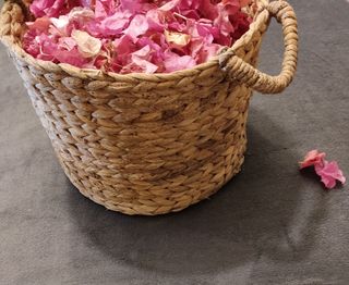 Cestino per fioriere in fibra naturale.