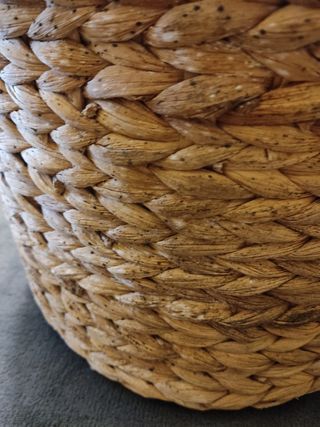 Cestino per fioriere in fibra naturale.