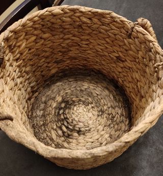 Cestino per fioriere in fibra naturale.