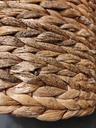 Cestino per fioriere in fibra naturale.