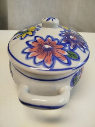 Antigua sopera o bombonera en porcelana alemana