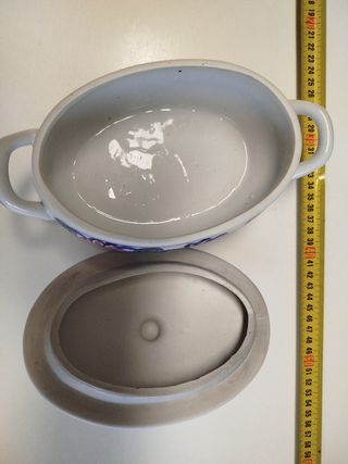 Antigua sopera o bombonera en porcelana alemana