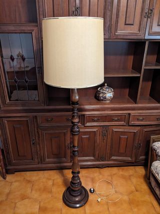 Lámpara pie madera