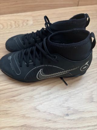 Botas fútbol  de tacos Nike niño. 