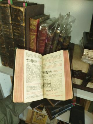 Libro antiguo misal