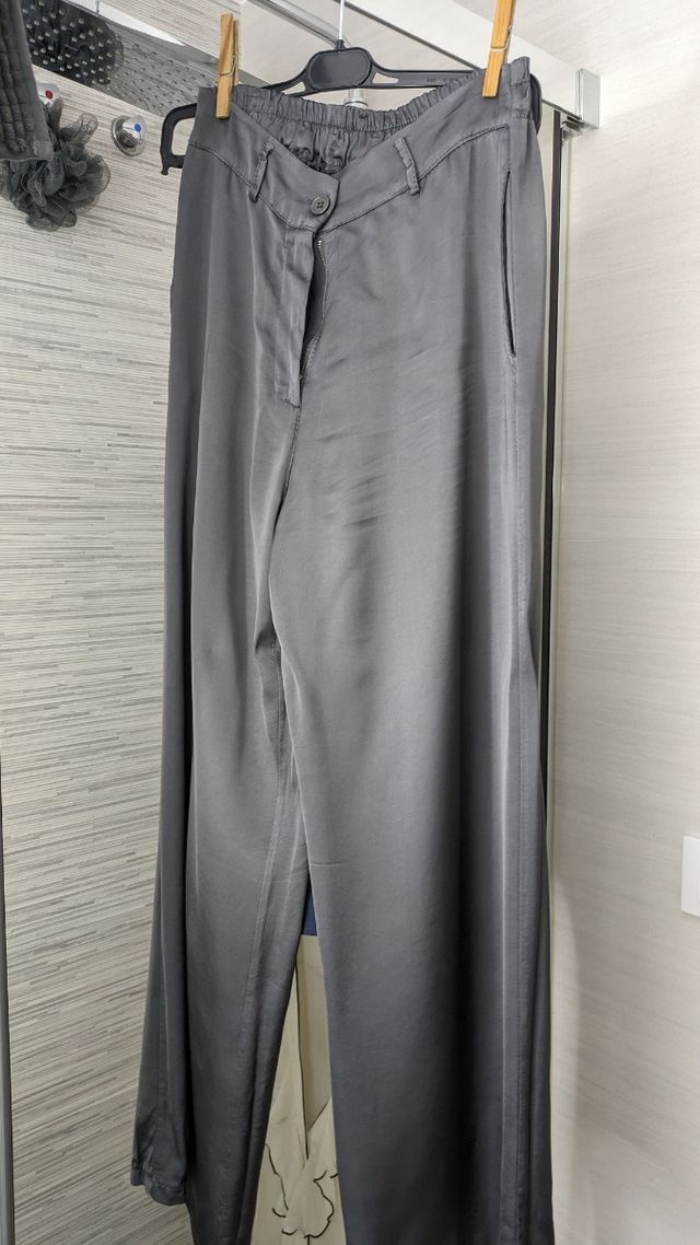 Pantalón gris satinado