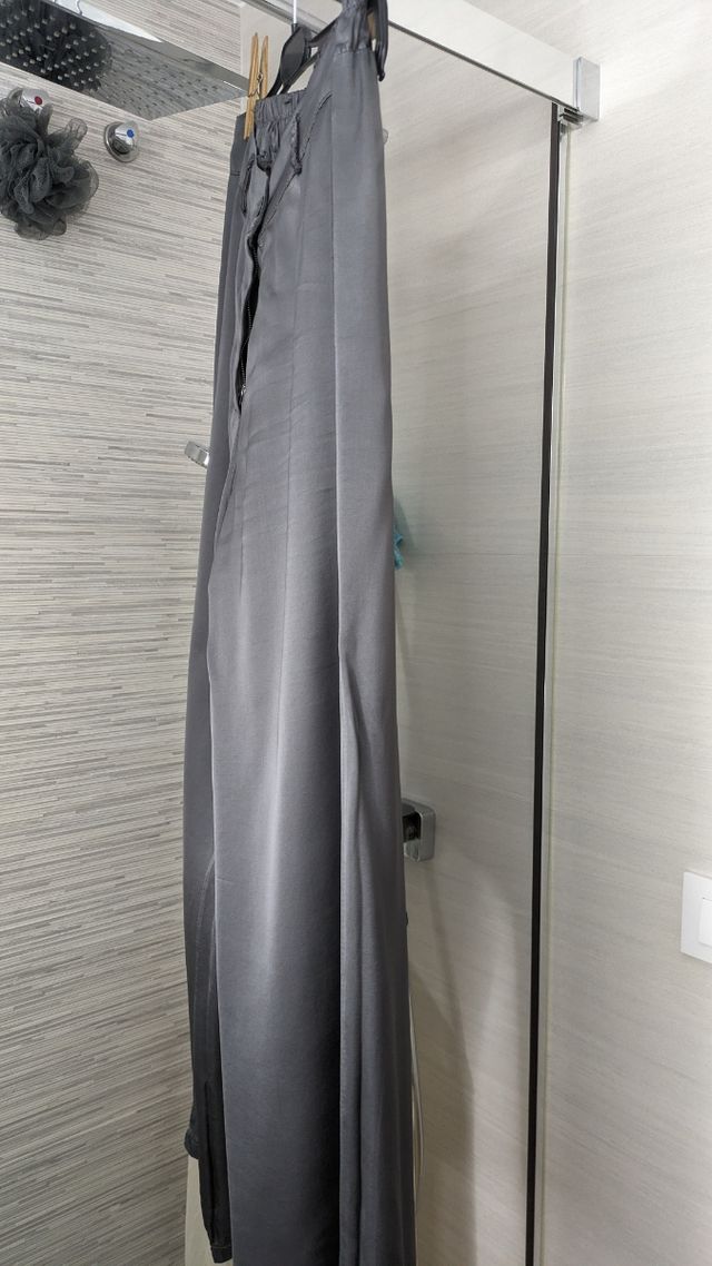 Pantalón gris satinado