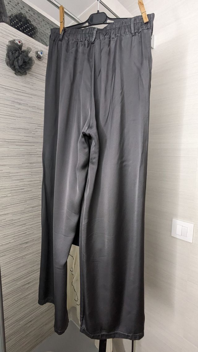 Pantalón gris satinado