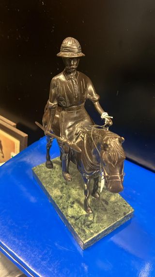 FIGURA EXPLORADOR A CABALLO BRONCE