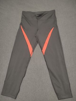 Leggins de deporte negro y rojo