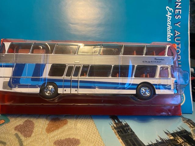 Autobús a escala 1:43. Neoplan NH 22L Skyliner