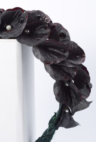 Tocado de Laureles Romanos Oscuros Elegancia Única