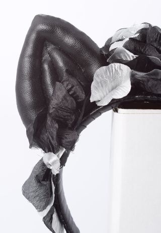 Tocado Artesanal Orejas Ratona Flores Negras/Plata