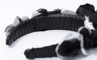 Tocado Artesanal Orejas Ratona Flores Negras/Plata