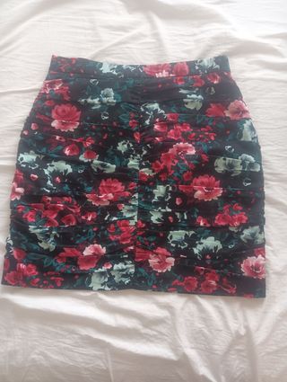 Falda corta Stradivarius