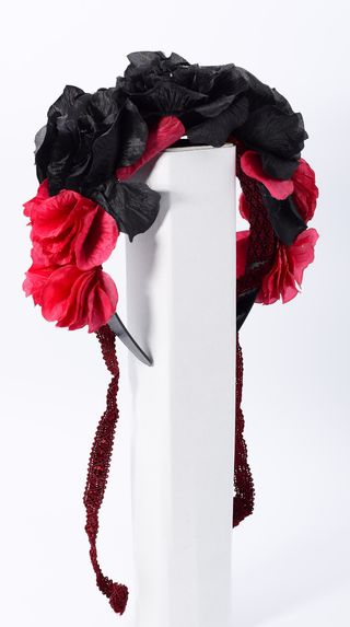 Tocado flores rojas y negras con cordon