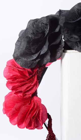 Tocado flores rojas y negras con cordon
