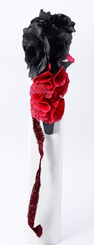 Tocado flores rojas y negras con cordon