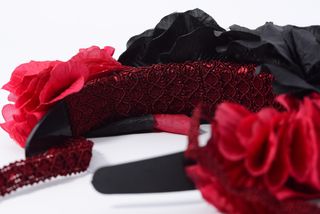 Tocado flores rojas y negras con cordon