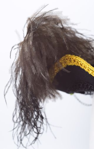 Mini Sombrero Pirata Tocado Plumas y Cadenas