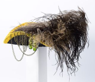 Mini Sombrero Pirata Tocado Plumas y Cadenas