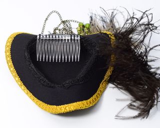 Mini Sombrero Pirata Tocado Plumas y Cadenas